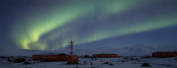 Aurora austral sobre una base antártica argentina