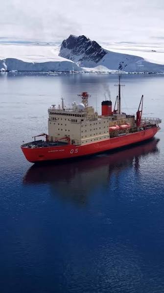 Buque rompehielos operando en hielo antártico